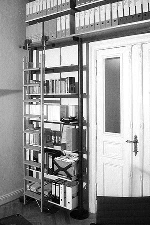 Regal für Bibliothek in Stahl mit Leiter